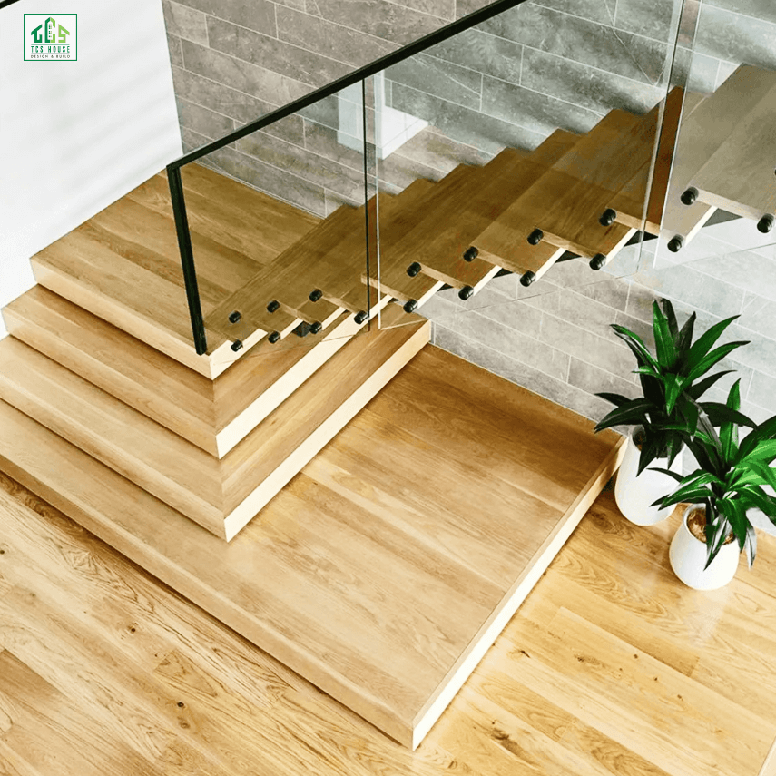 Cầu thang gỗ công nghiệp phủ laminate màu sáng cho nhà phố.