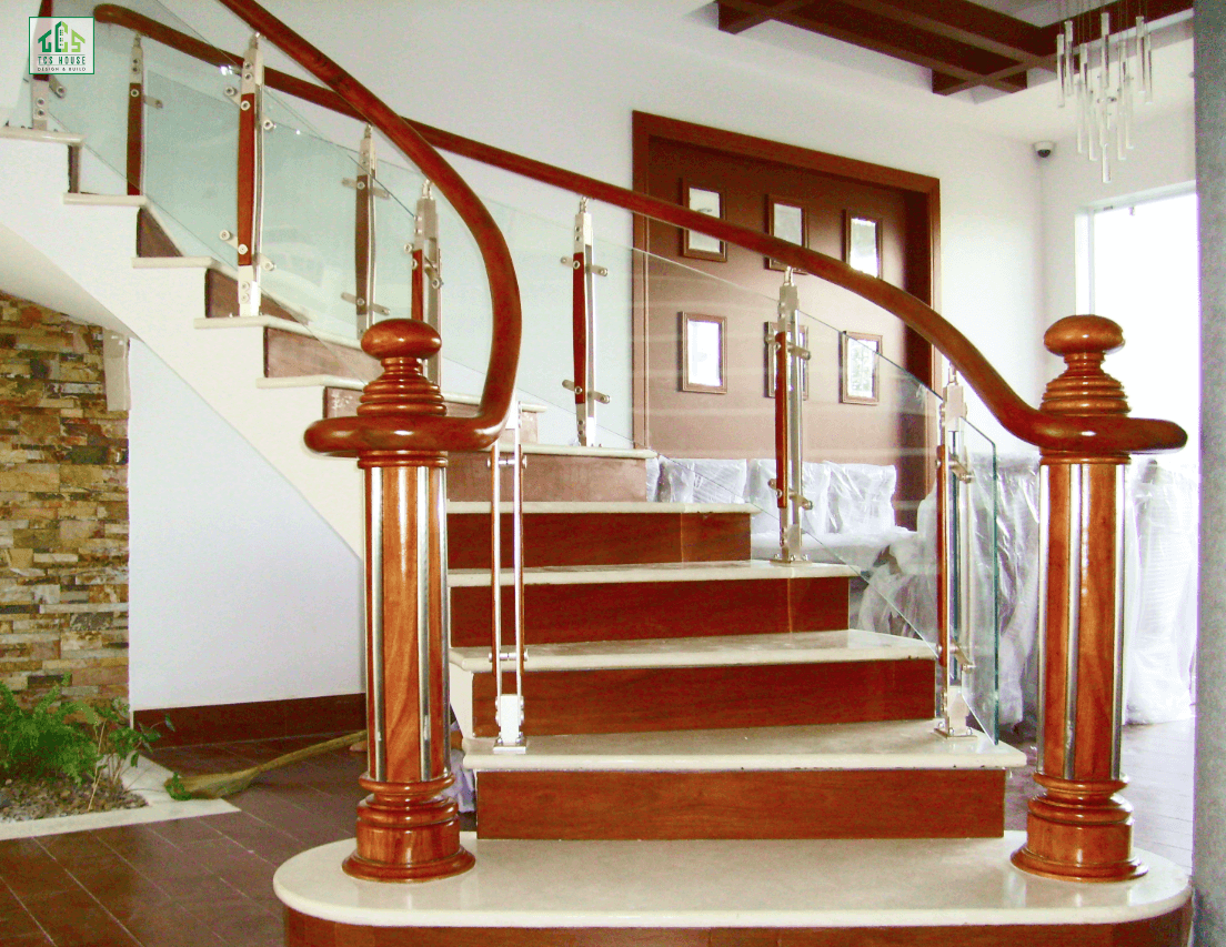 Cầu thang gỗ nguyên khối kết hợp lan can kính.