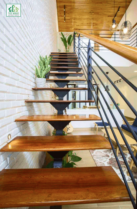Cầu thang xương cá khung sắt mặt gỗ mộc mạc.